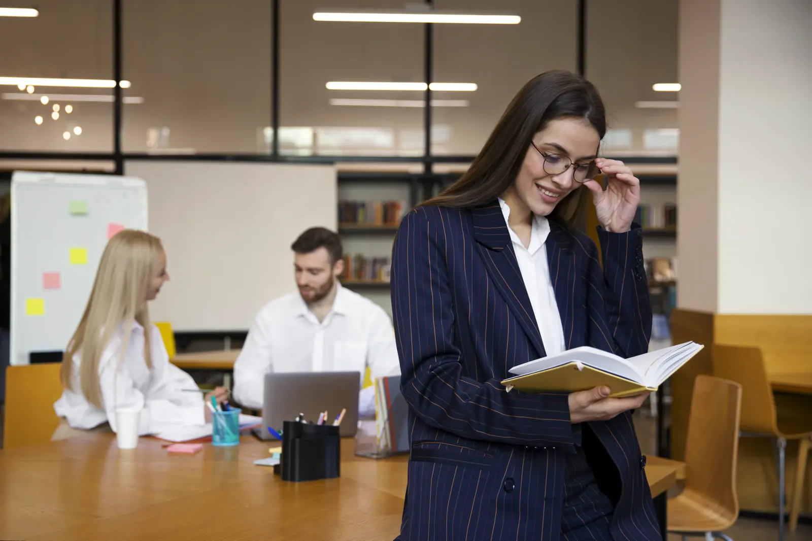 Ejecutivos bilingües en México planeando estrategias comerciales para aprender idiomas corporativos.