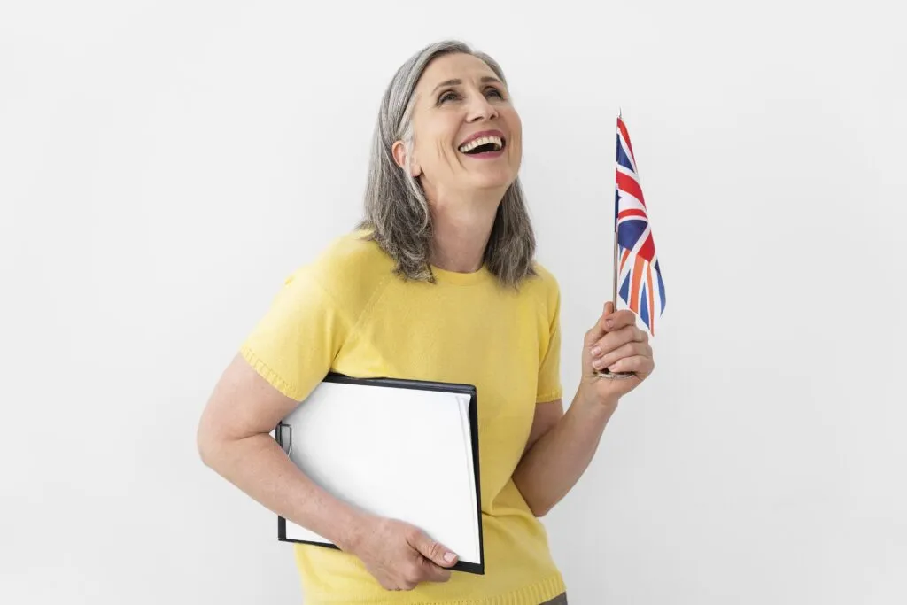 Una profesionista ejecutiva sonriendo mientras habla con fluidez gracias a los cursos de inglés para empresas de S-Peak.