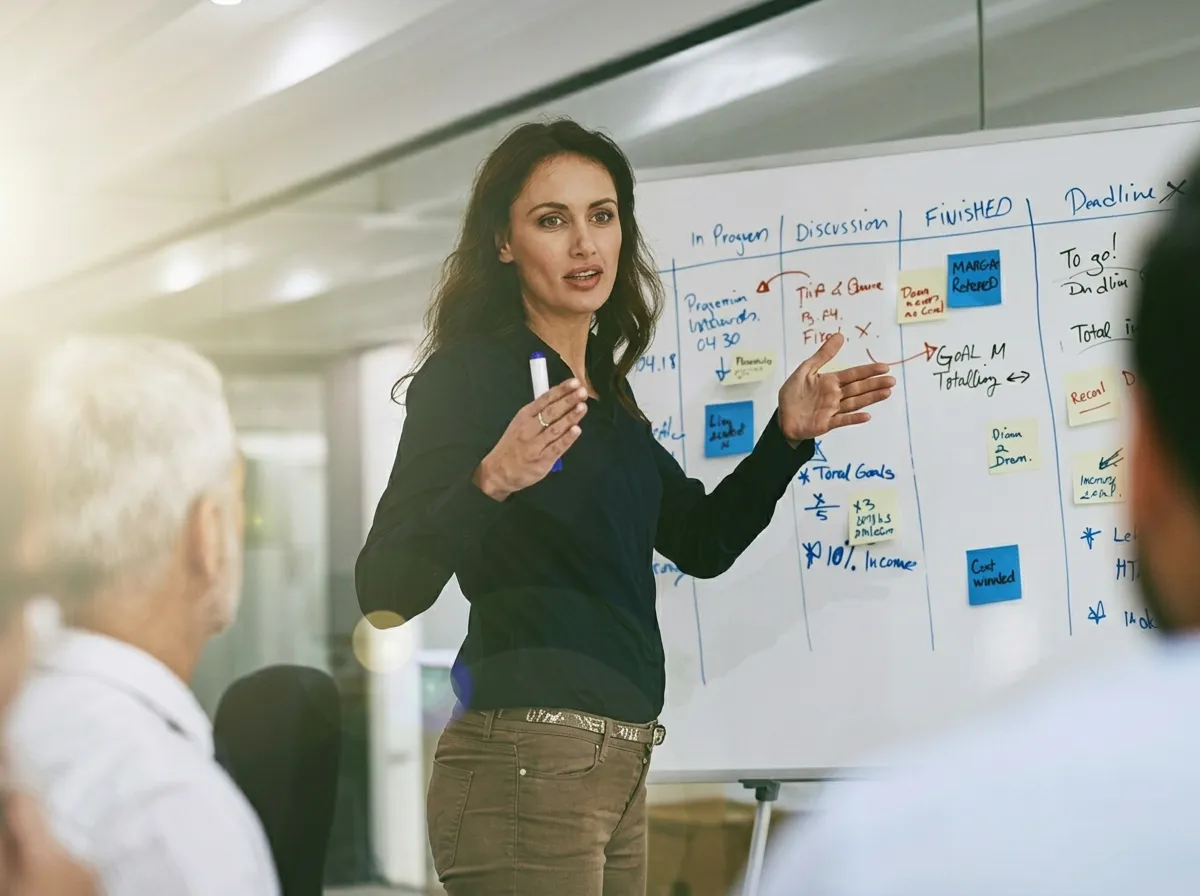 Sesión de trabajo sobre las mejores prácticas para integrar la capacitación en idiomas en la cultura corporativa con instructora de S-Peak.