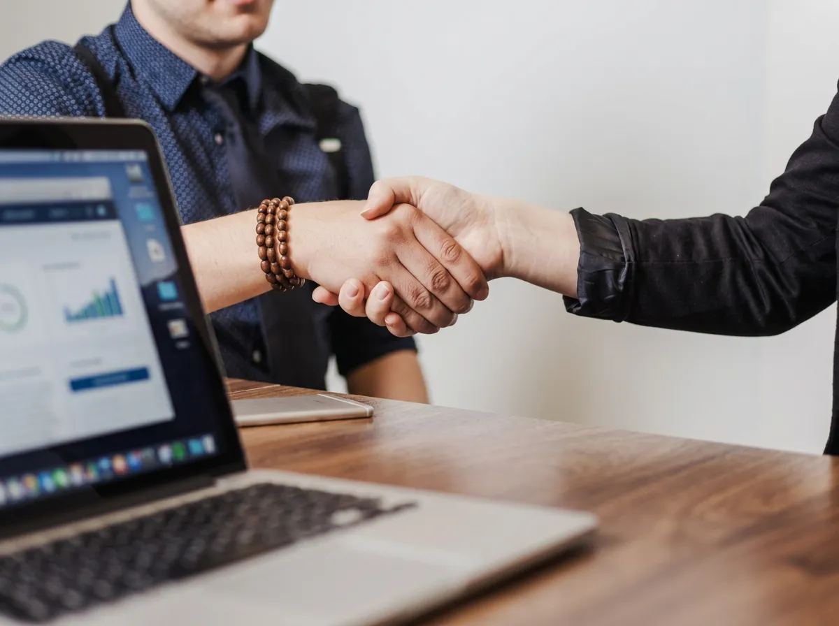 Profesionales en una empresa donde la capacitación en idiomas potencia la retención y el desempeño del talento.