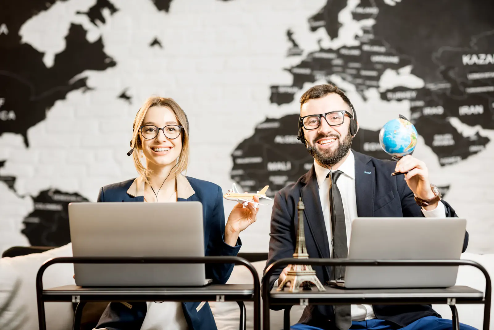 os ejecutivos corporativos analizando la estrategia de idiomas para empresas frente a un mapa mundial.