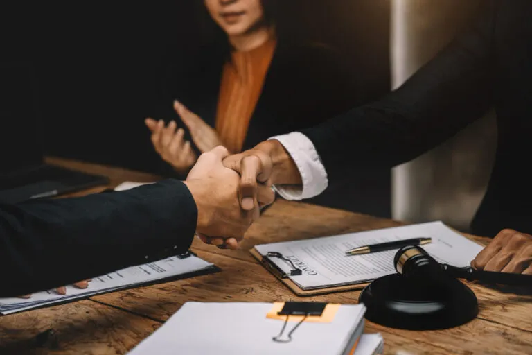 Equipo legal en capacitación de inglés de negocios