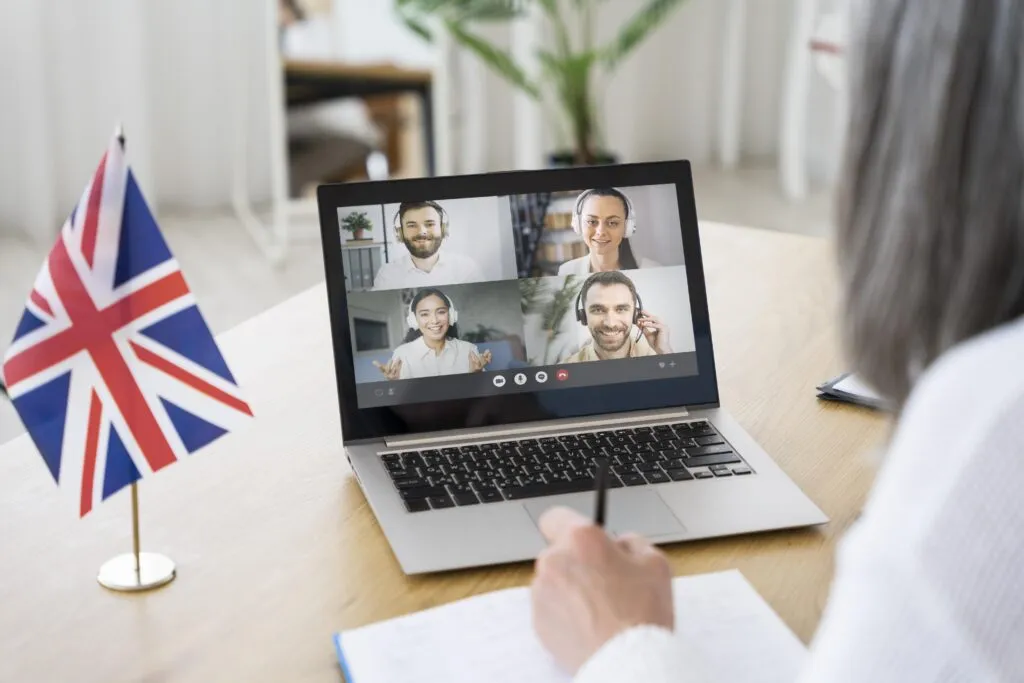 Ejecutiva participando en una videollamada internacional y aplicando su inglés de negocios con un equipo de trabajo.