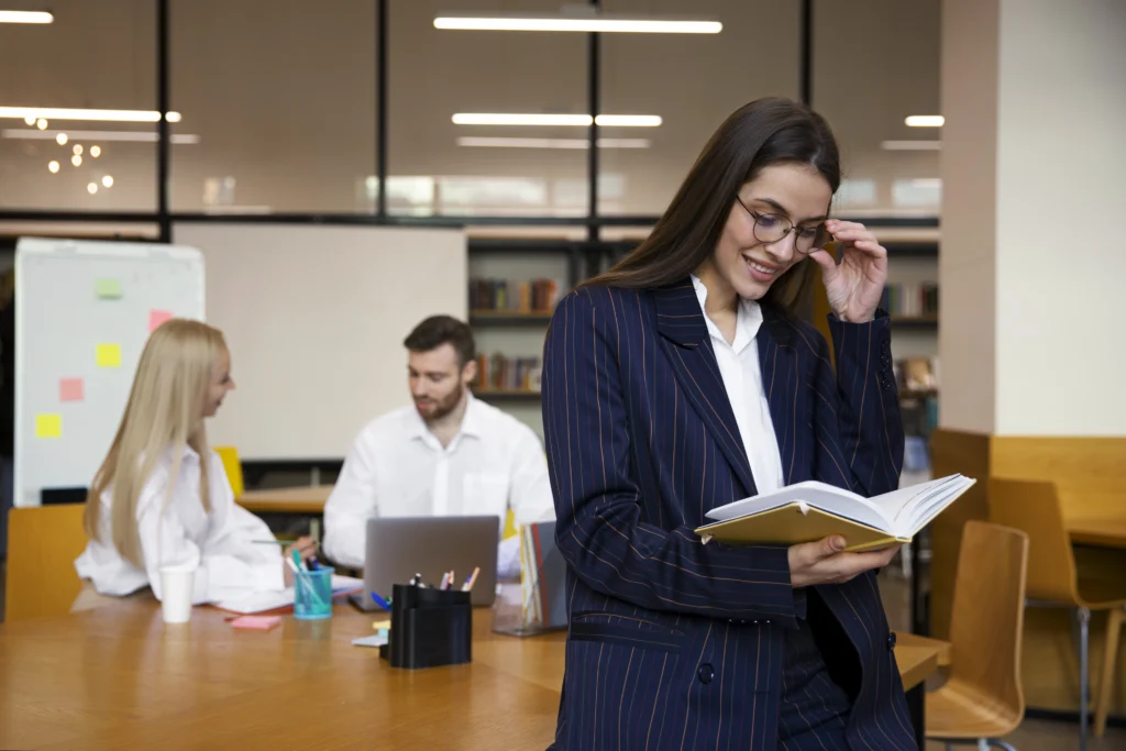 Ejecutivos bilingües en México planeando estrategias comerciales para aprender idiomas corporativos.