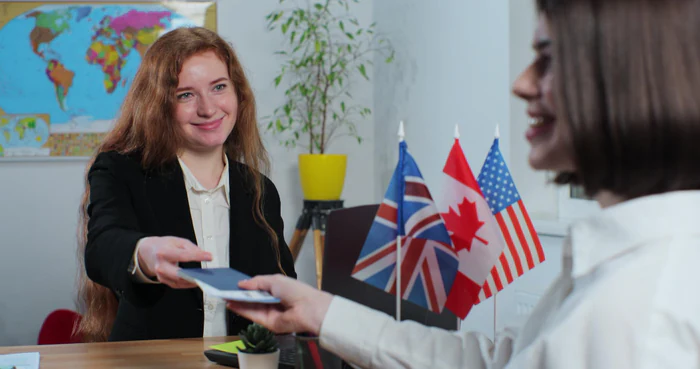 Grupo de profesionales en una oficina moderna colaborando y preparándose para hacer negocios en inglés con éxito.