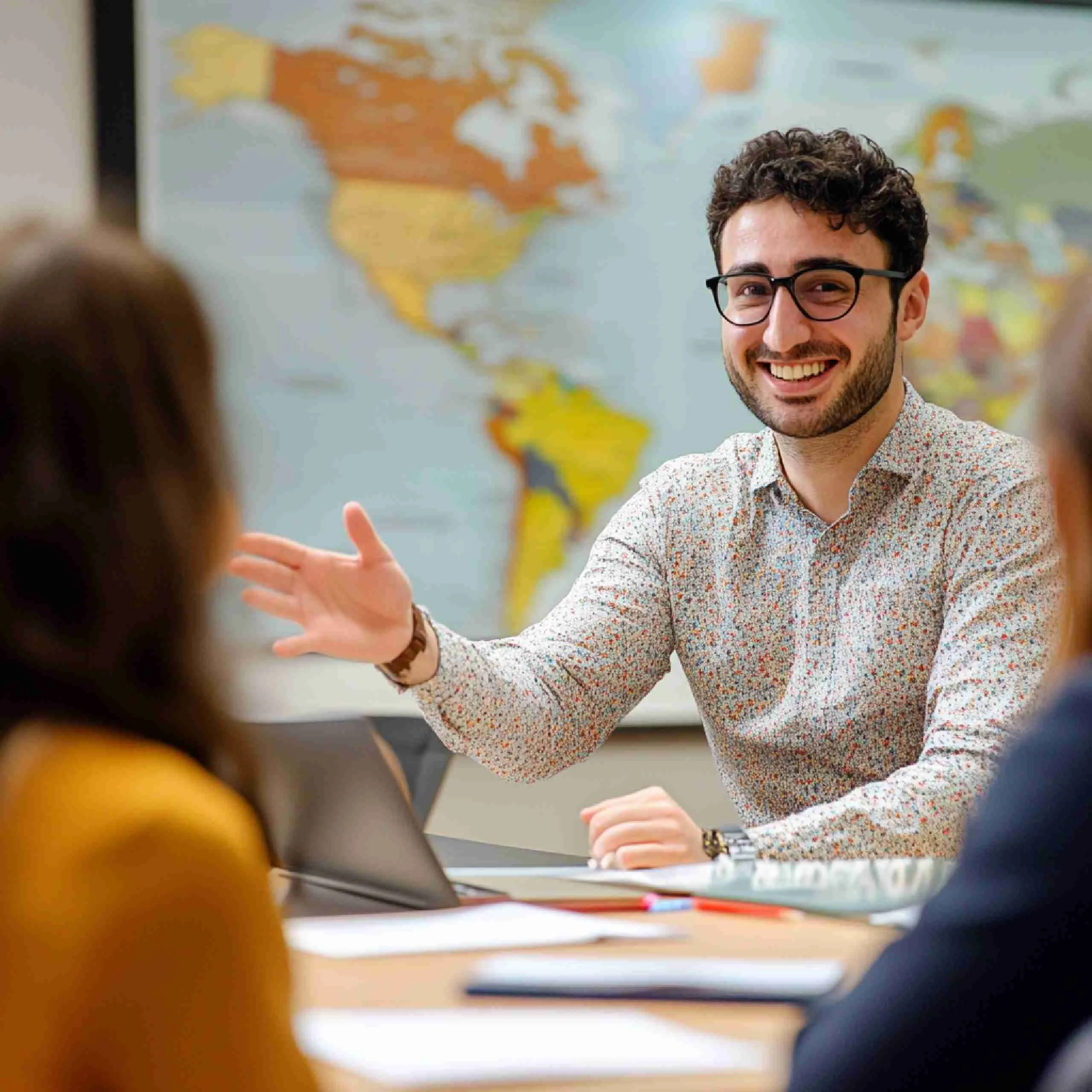 Sesión de formación intercultural con empleados de mercados internacionales