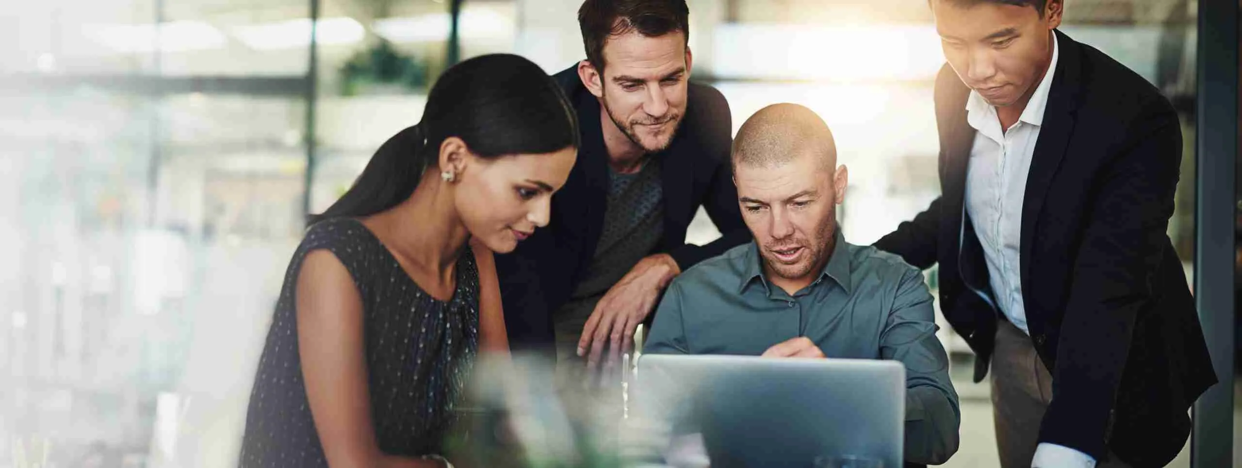 Equipo directivo revisando una estrategia comercial en una oficina
