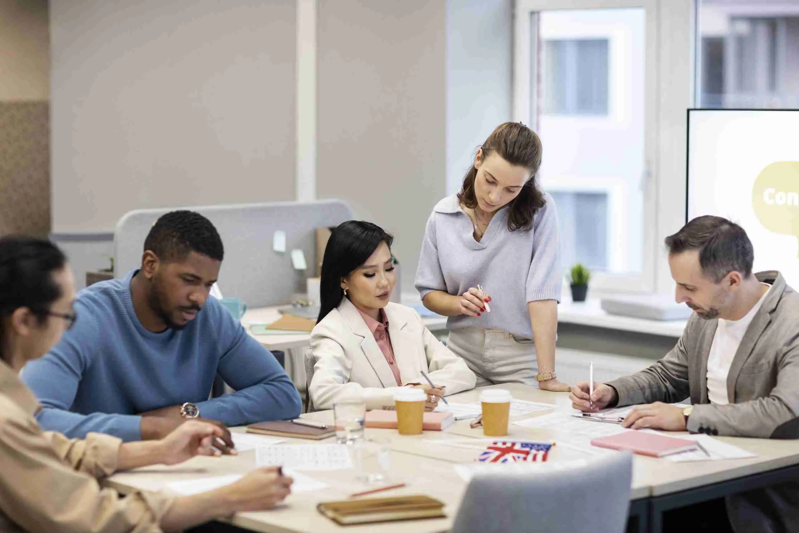 Colaboradores aprendiendo un nuevo idioma en su lugar de trabajo