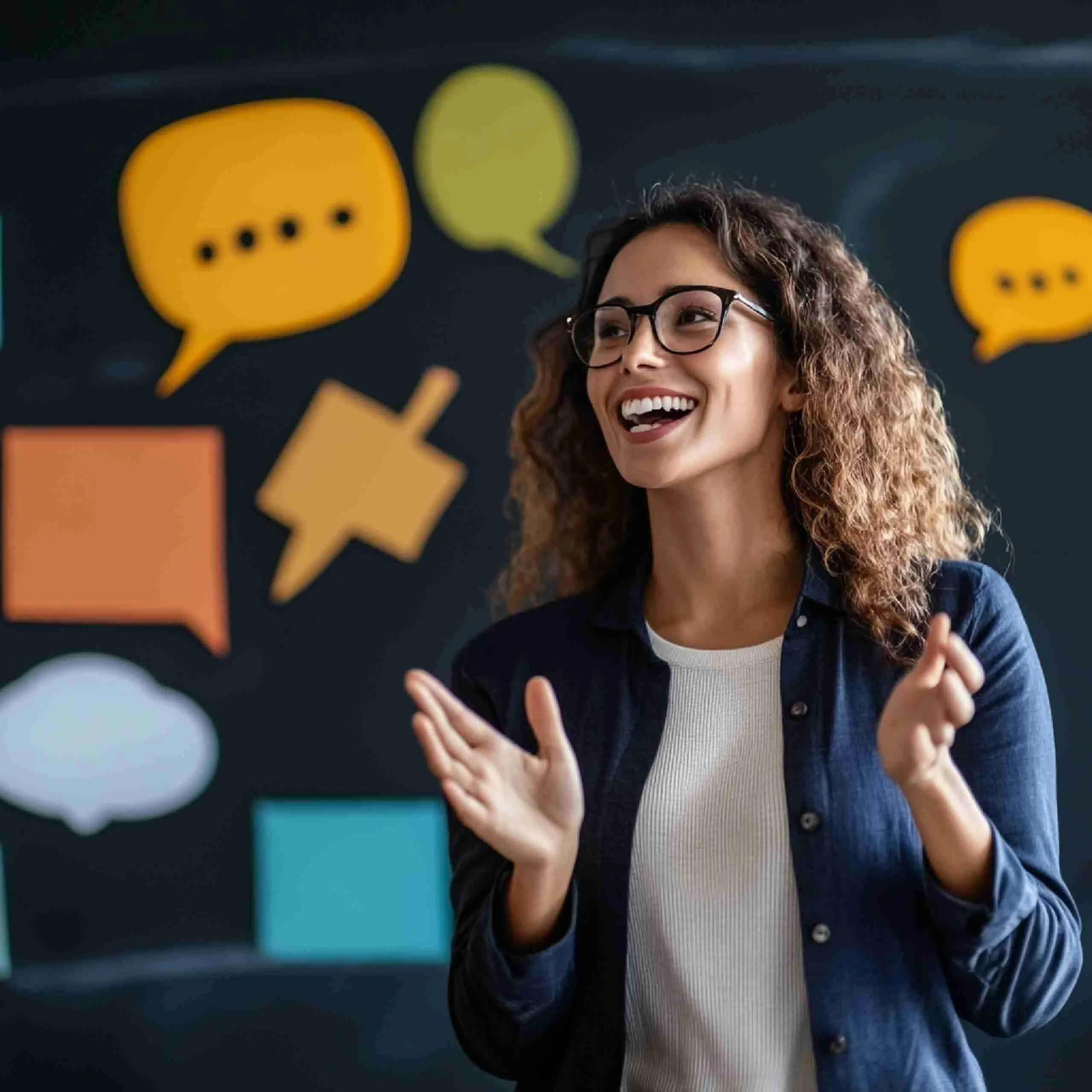 Colaboradora en una sesión de idiomas con burbujas de conversación