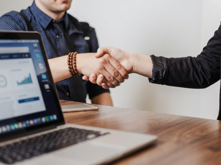 Profesionales en una empresa donde la capacitación en idiomas potencia la retención y el desempeño del talento.