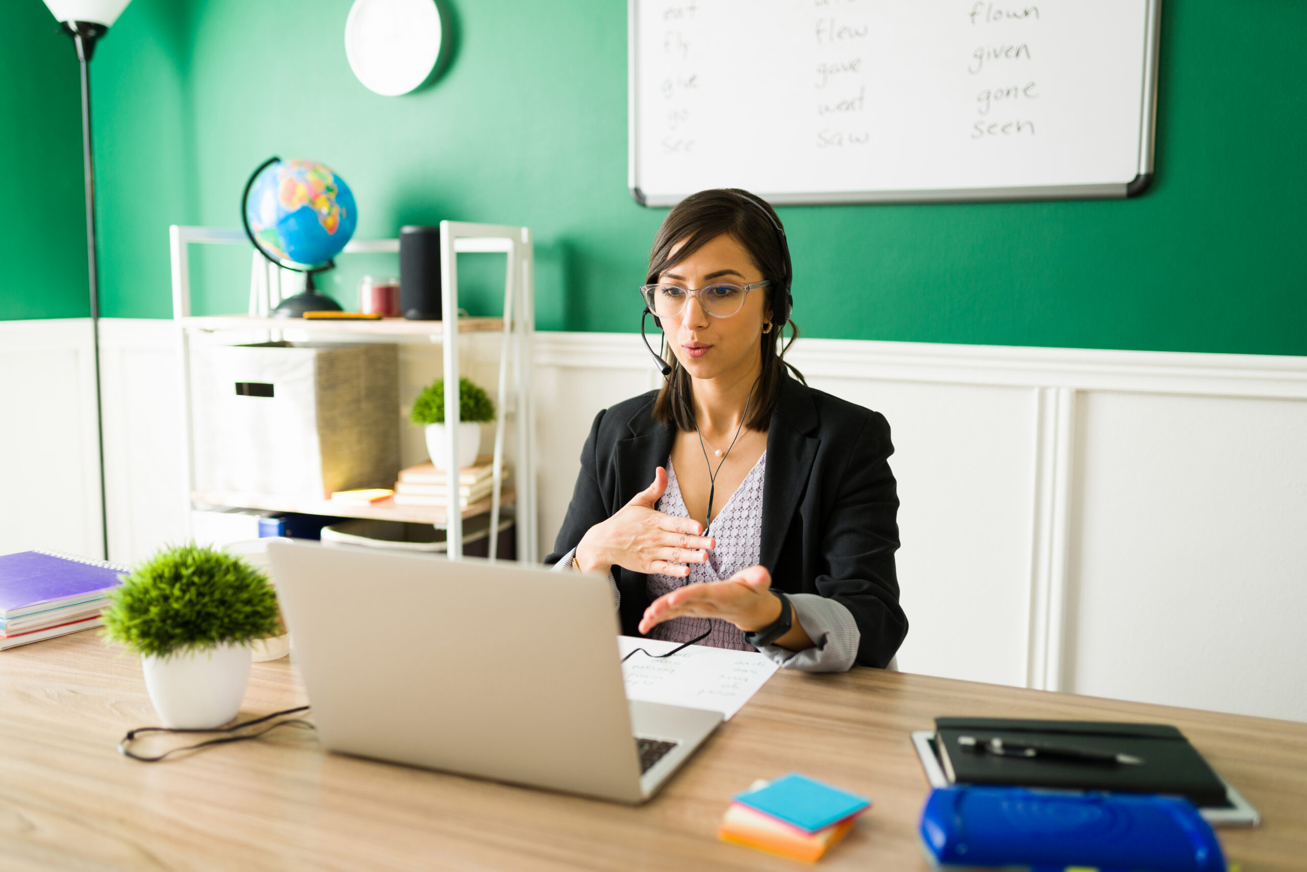 Profesora profesional impartiendo cursos de idiomas para empresas en vivo a través de una plataforma corporativa interactiva.