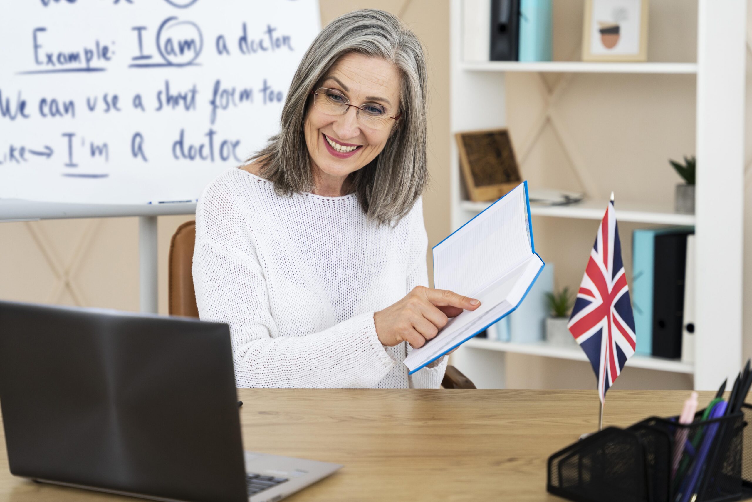 Directivos y líderes de Recursos Humanos evaluando una propuesta y un presupuesto estratégico de inglés corporativo en una oficina moderna.
