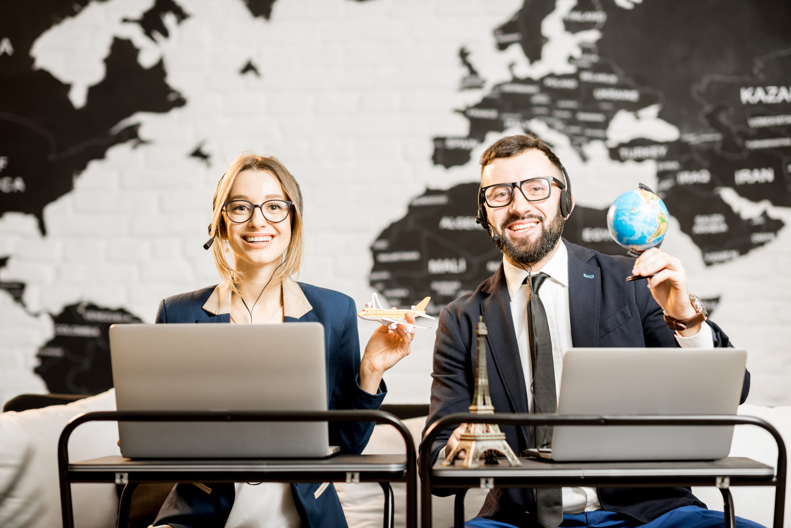 os ejecutivos corporativos analizando la estrategia de idiomas para empresas frente a un mapa mundial.