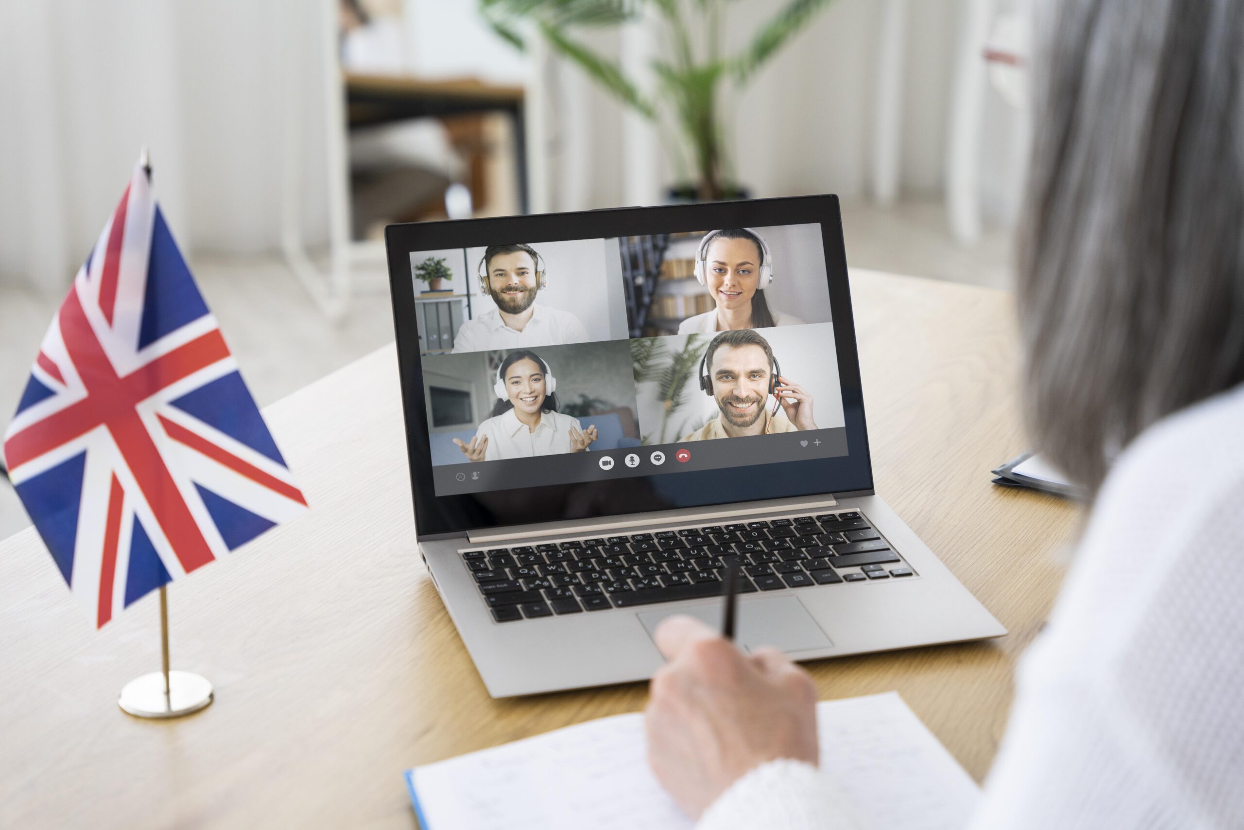 Ejecutiva participando en una videollamada internacional y aplicando su inglés de negocios con un equipo de trabajo.